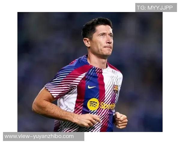 世体:莱万在国家队比赛里受伤了还坚持踢,巴萨对此感到不满